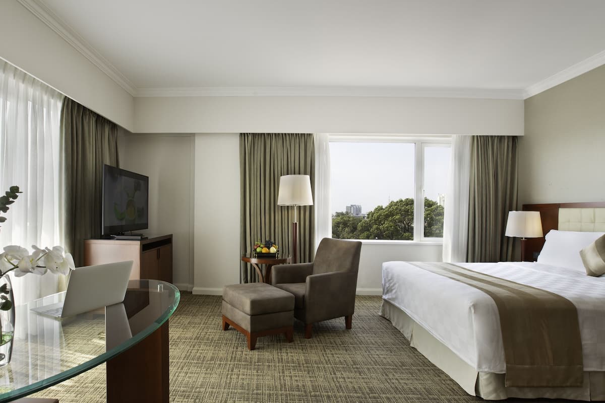 Premier Room, 1 King Bed | Living room | 50-inch TV with cable channels, DVD player