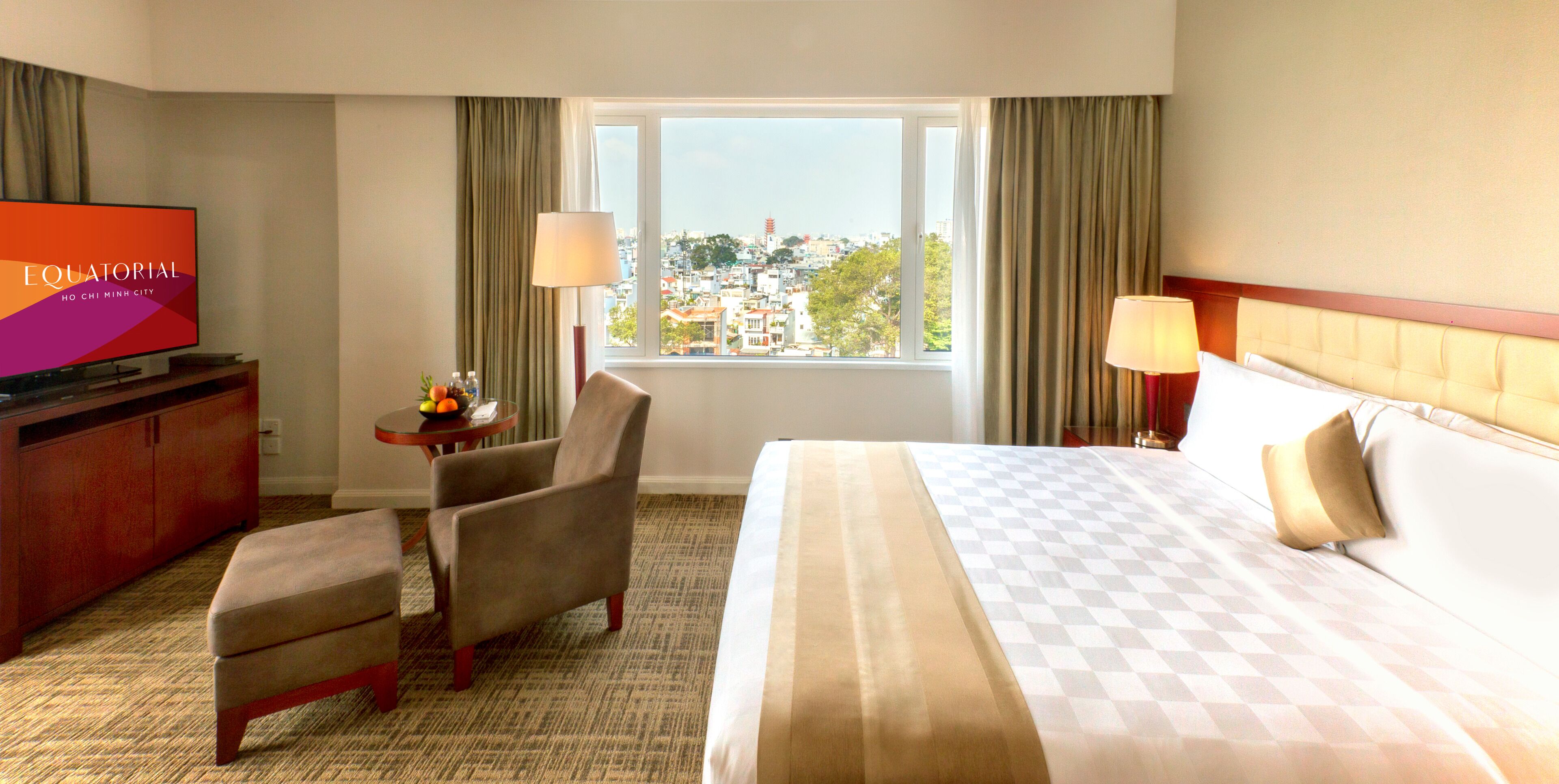 Premier Room, 1 King Bed | Minibar, in-room safe, individually furnished, desk