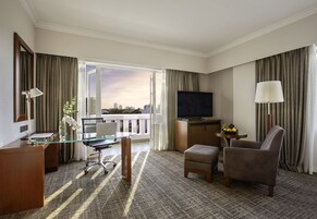 尊贵客房, 1 张特大床 | 迷你吧、客房内保险箱、特色家居、办公桌