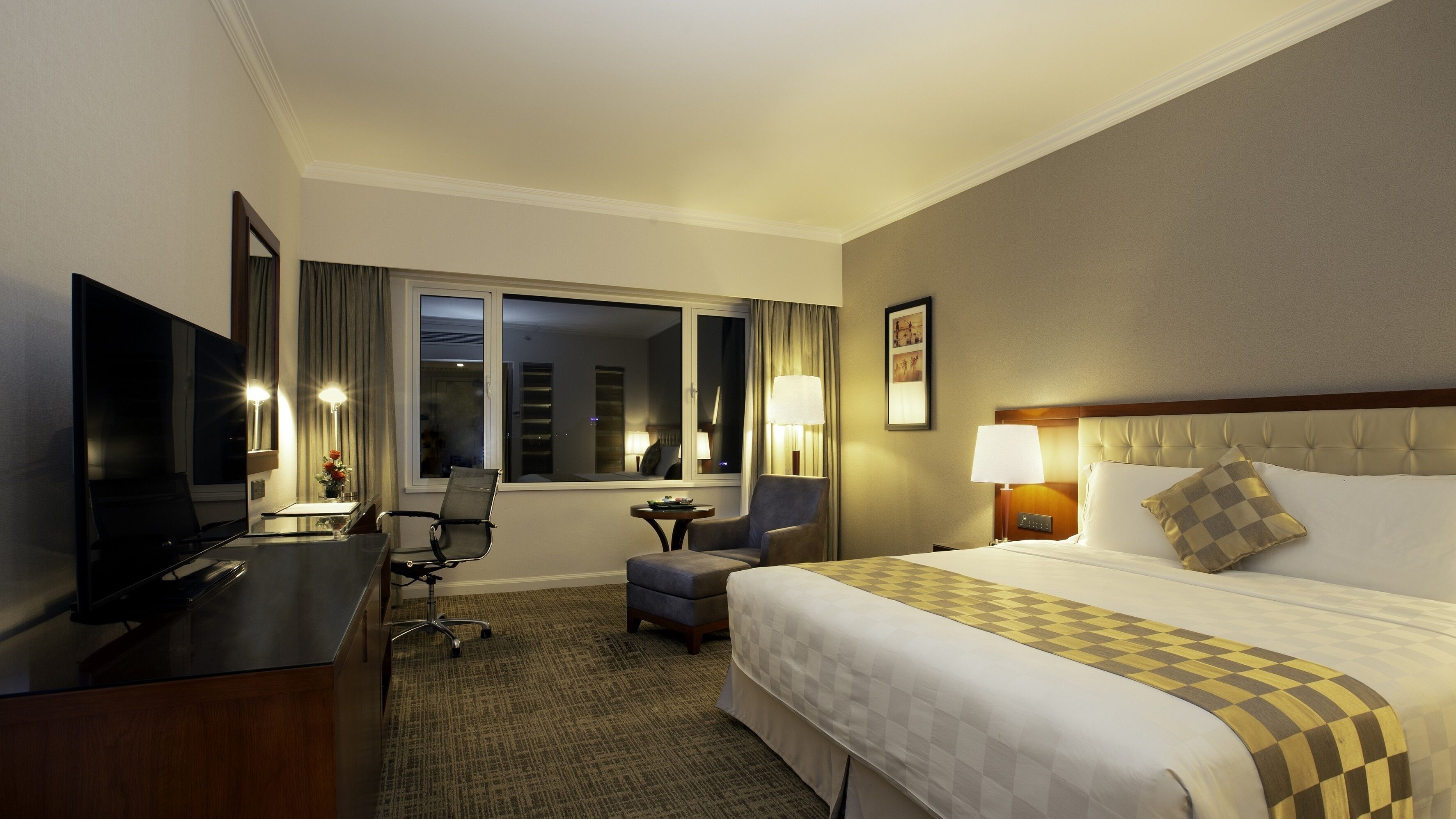 deluxe room, 1 king bed | minibar, in-room safe, individually furnished, desk