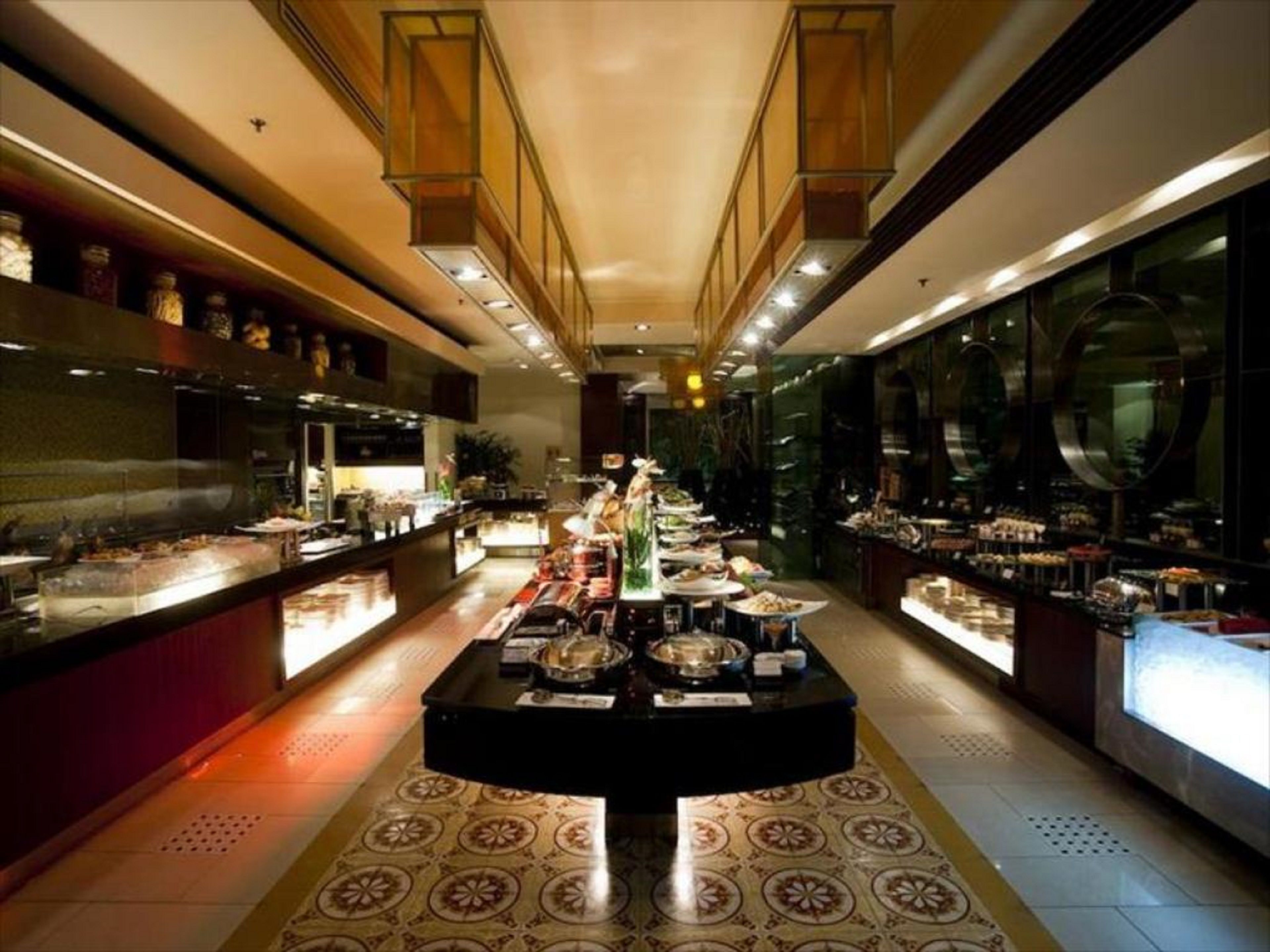 Daily buffet breakfast (VND 550000 per person)