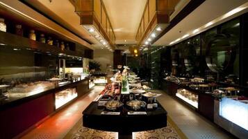 Daily buffet breakfast (VND 550000 per person)