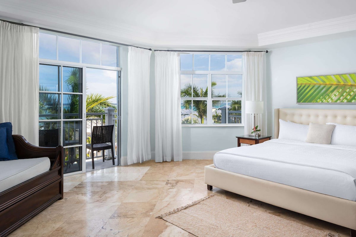 Habitación de lujo, 1 habitación, vista al jardín (Key West Grande Luxe Concierge) | Ropa de cama de alta calidad y minibar