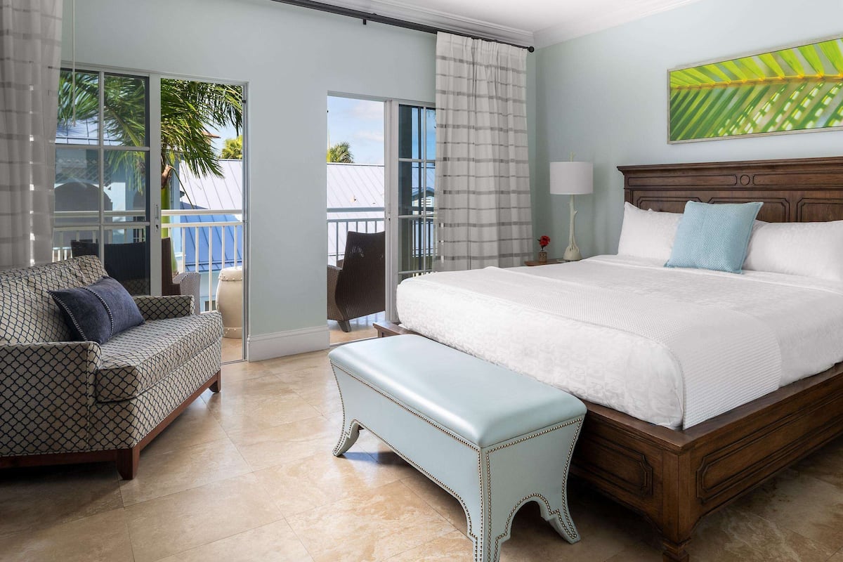 Habitación de lujo, 1 habitación, vista al jardín (Key West Luxury Concierge Room) | Ropa de cama de alta calidad y minibar