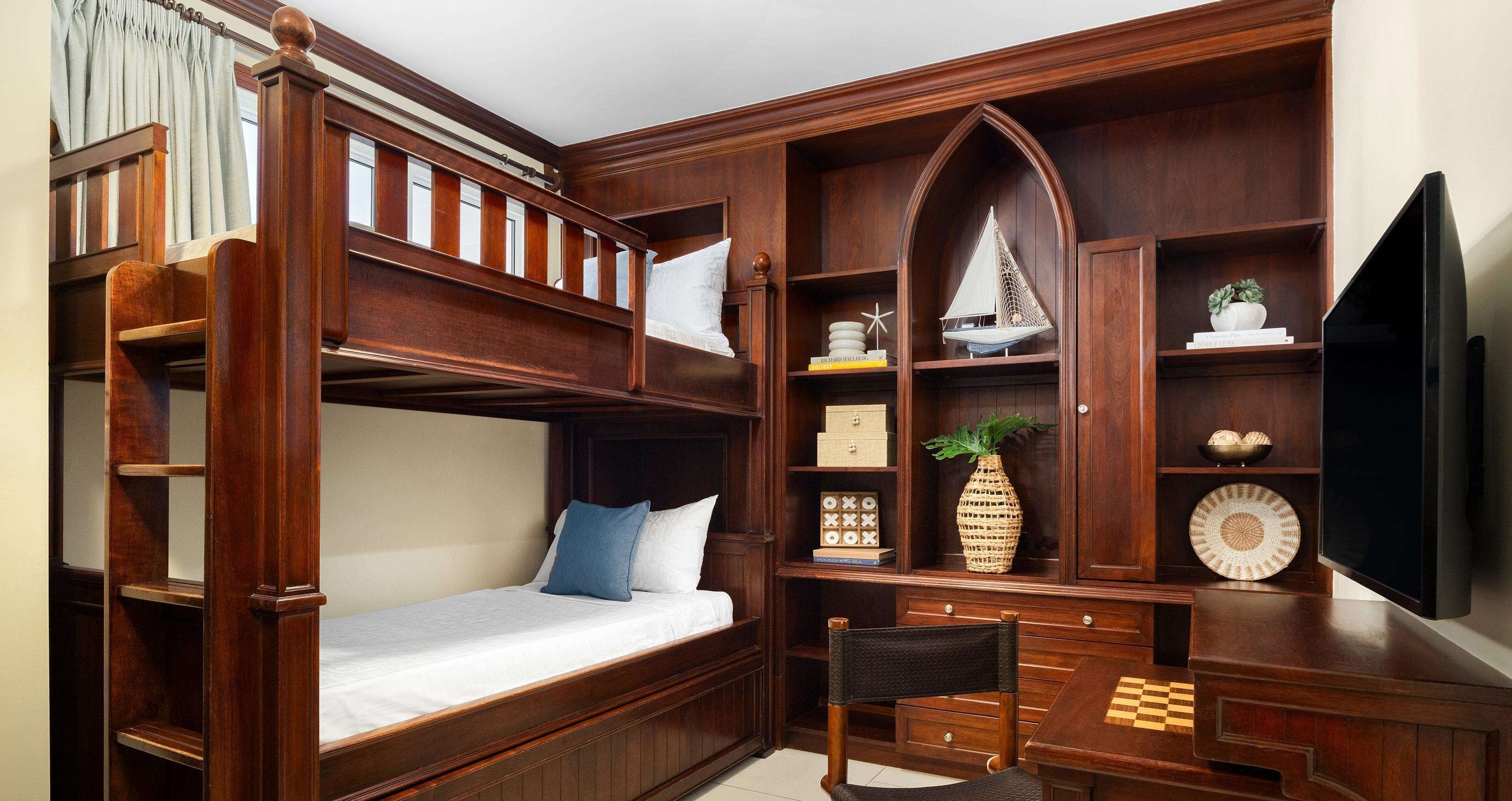 Ylelliset vuodevaatteet, minibaari, tallelokero huoneessa, äänieristys