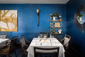 20 restaurantes, se sirven desayunos, comidas, cenas y cocina italiana