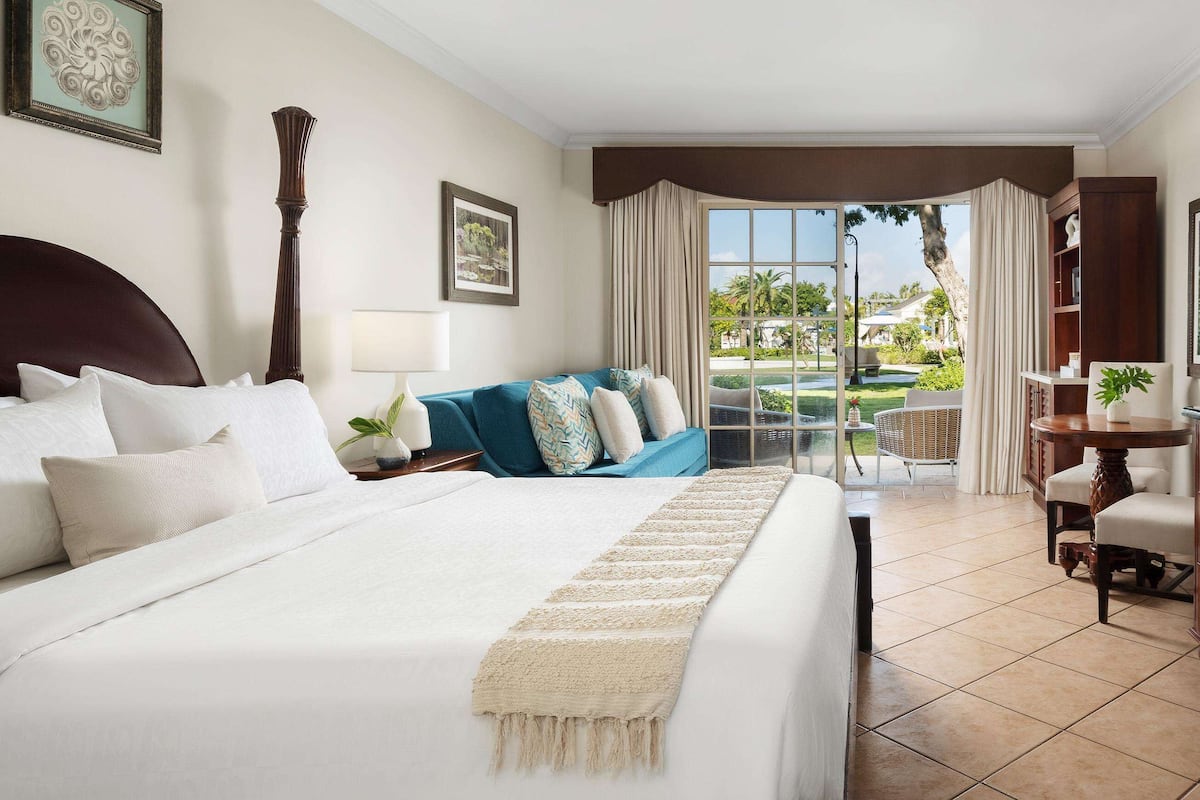 Luksushuone, 1 makuuhuone, näköala puutarhaan (French Village Walkout Room King) | Ylelliset vuodevaatteet, minibaari, tallelokero huoneessa, äänieristys