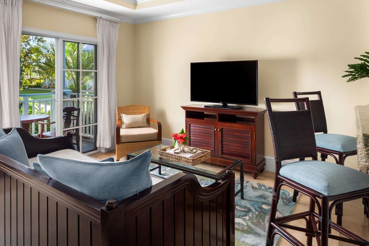 Suite, 2 habitaciones, vista al jardín (Key West Concierge Suite) | Ropa de cama de alta calidad y minibar