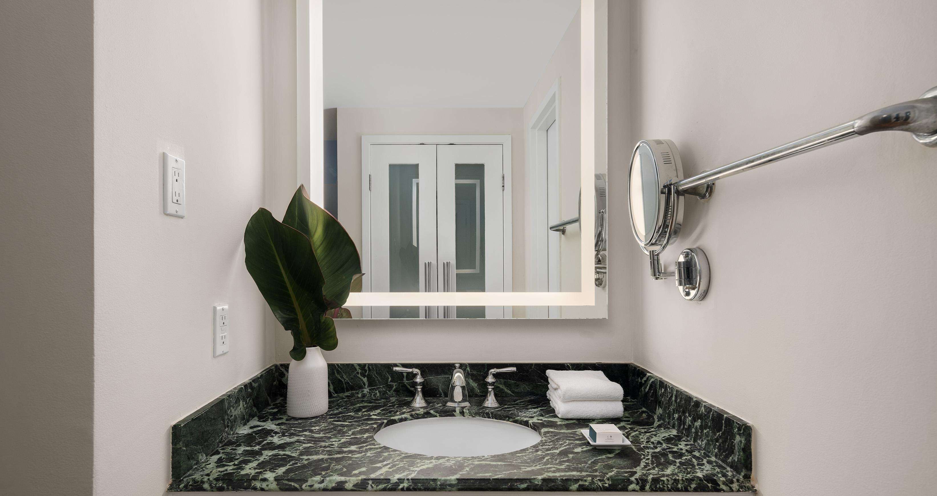 Ylelliset vuodevaatteet, minibaari, tallelokero huoneessa, äänieristys