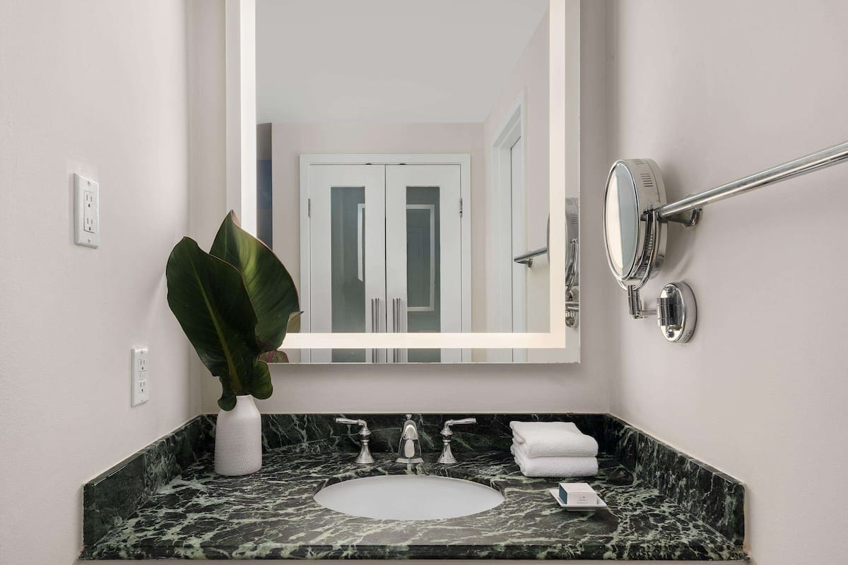 Ylelliset vuodevaatteet, minibaari, tallelokero huoneessa, äänieristys