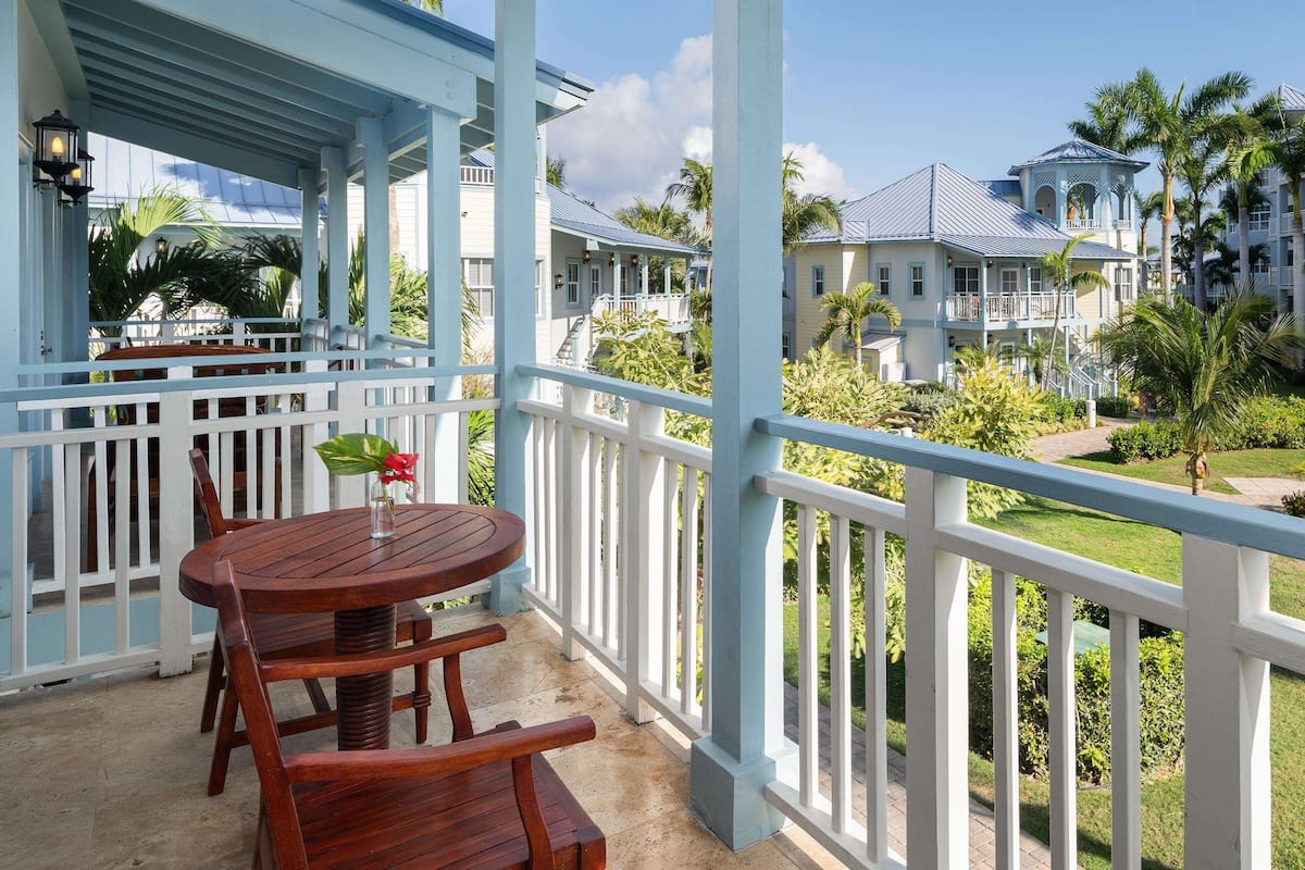 Suite, 2 habitaciones (Key West Two Story, Concierge) | Ropa de cama de alta calidad y minibar