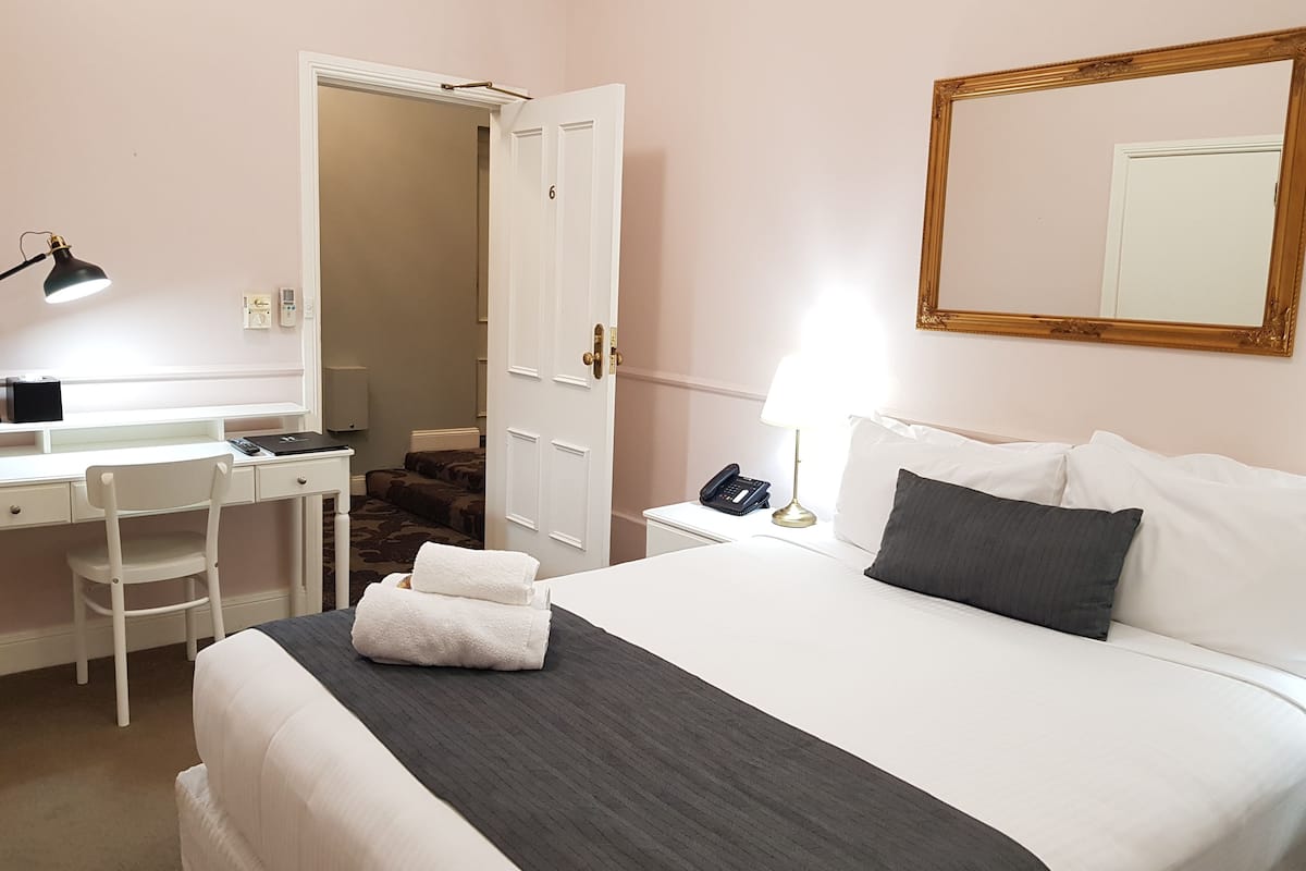 standard queen | premium bedding, minibar, individually decorated, individually furnished