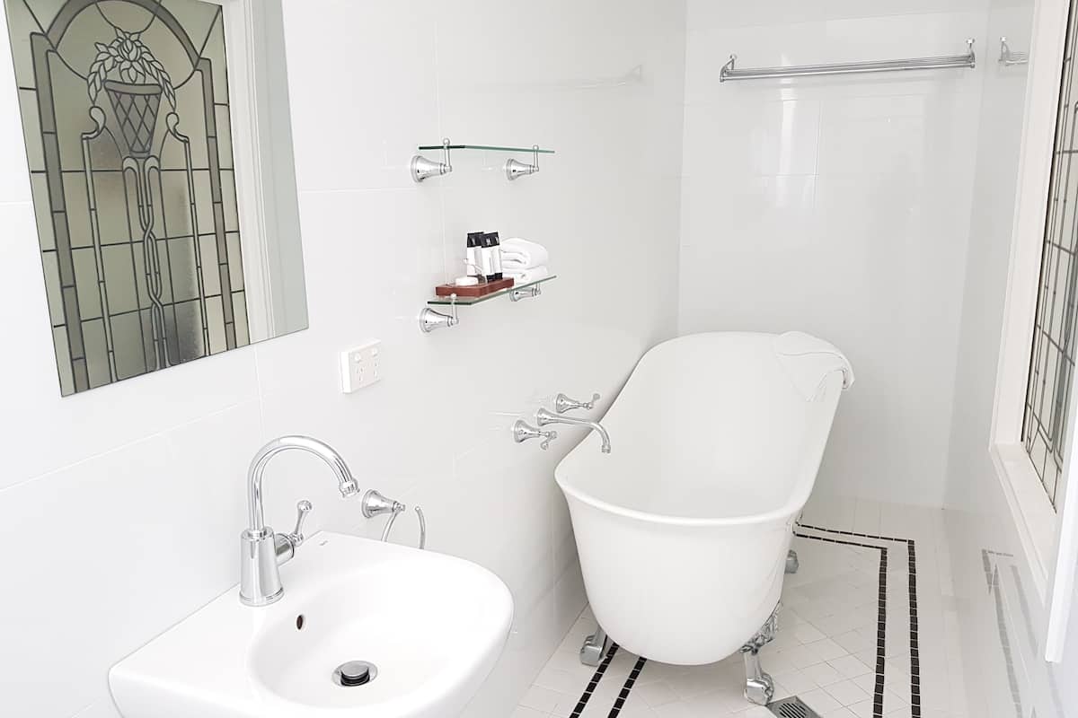 queen suite | bathroom | shower, designer toiletries, hair dryer, towels
