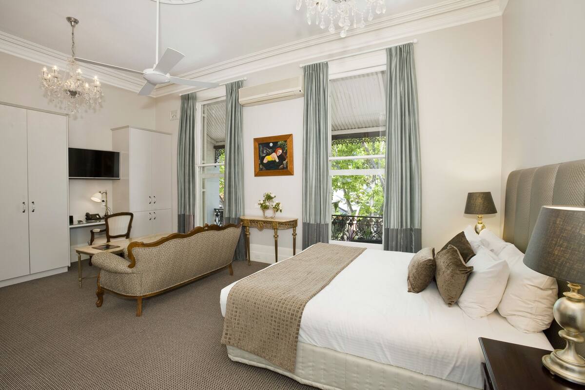 Manor Suite | Premium bedding, minibar, iron/ironing board (on request), free WiFi