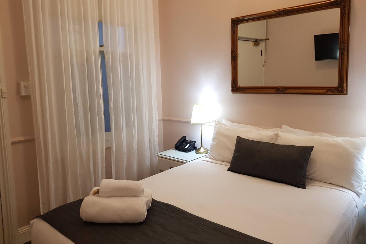 Budget Cosy | Premium bedding, minibar, iron/ironing board (on request), free WiFi