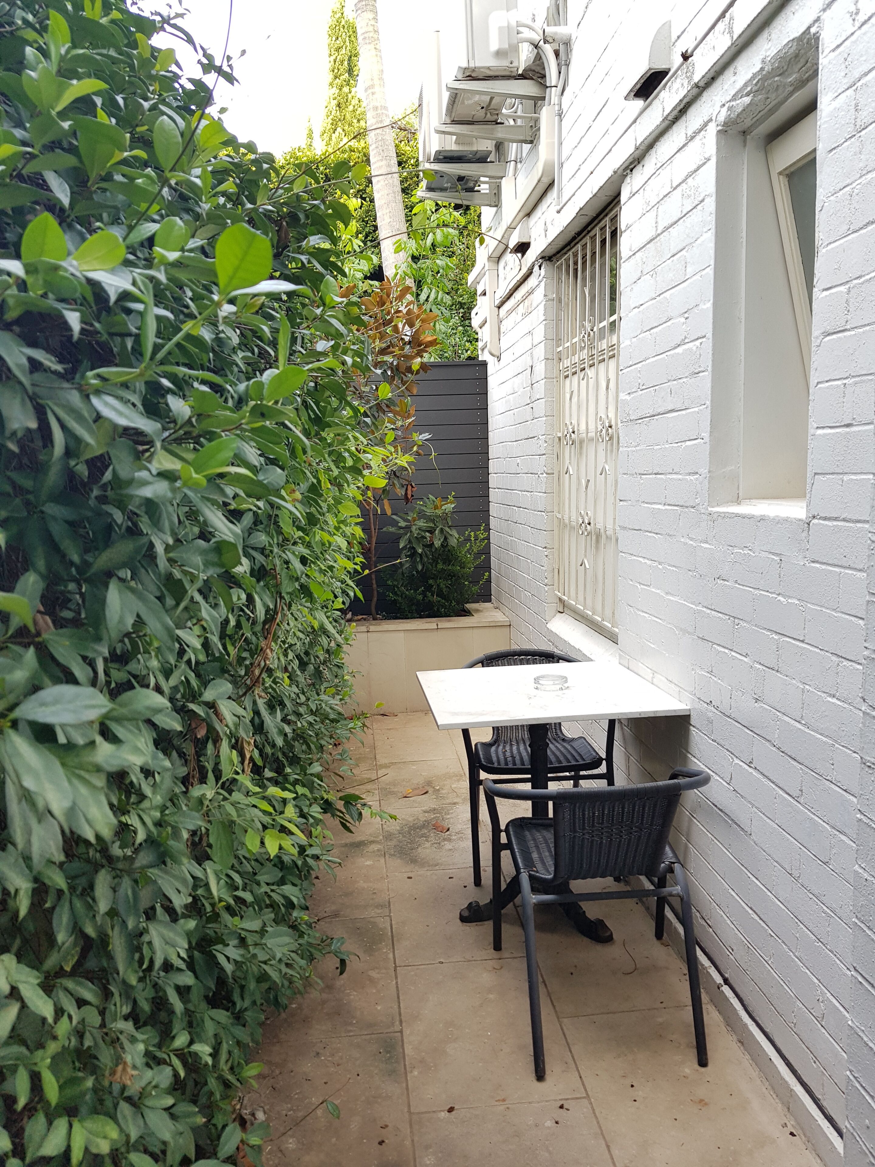 Queen Standard Pet Friendly Courtyard Room | Terrace/patio
