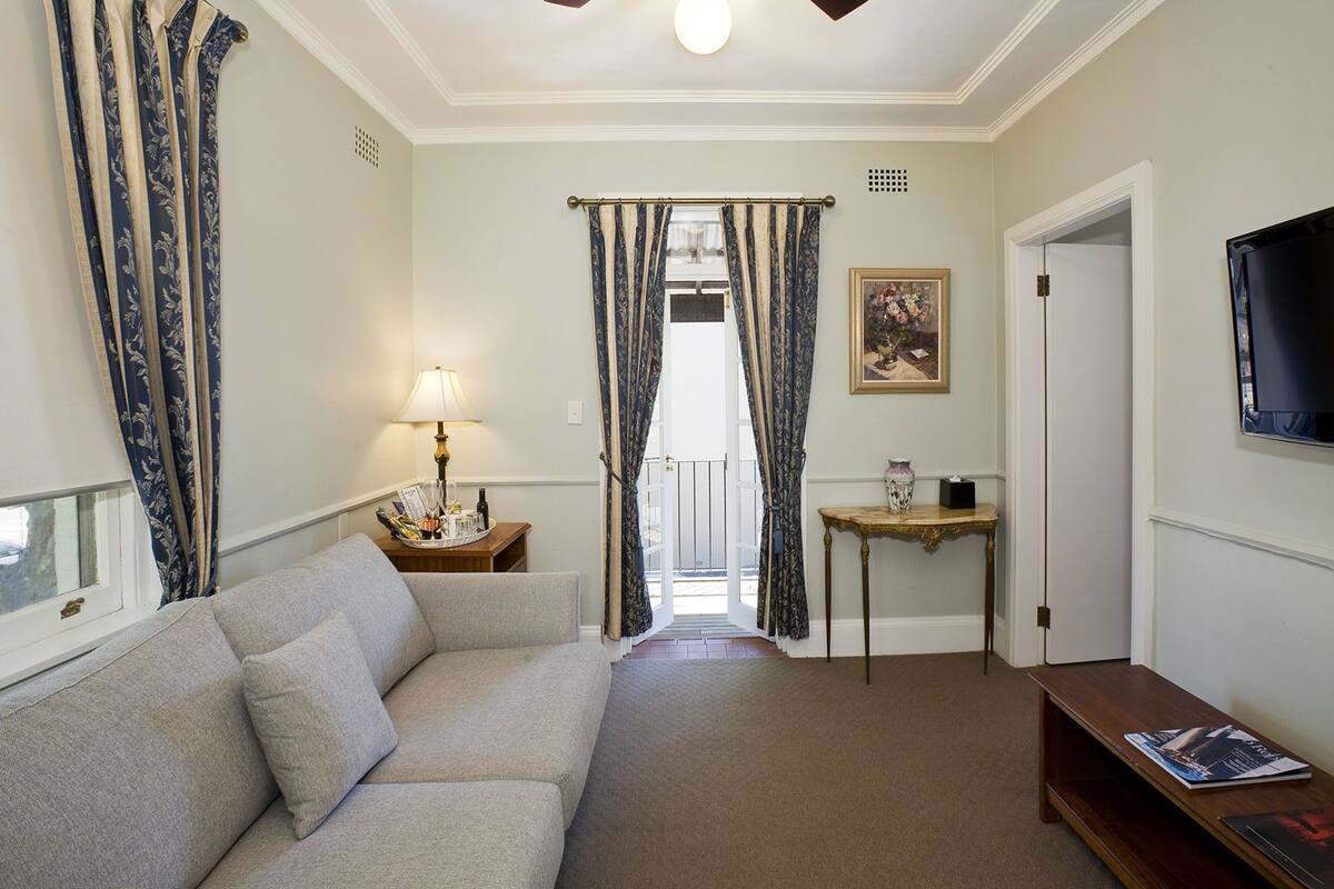 Queen Suite | Premium bedding, minibar, iron/ironing board (on request), free WiFi