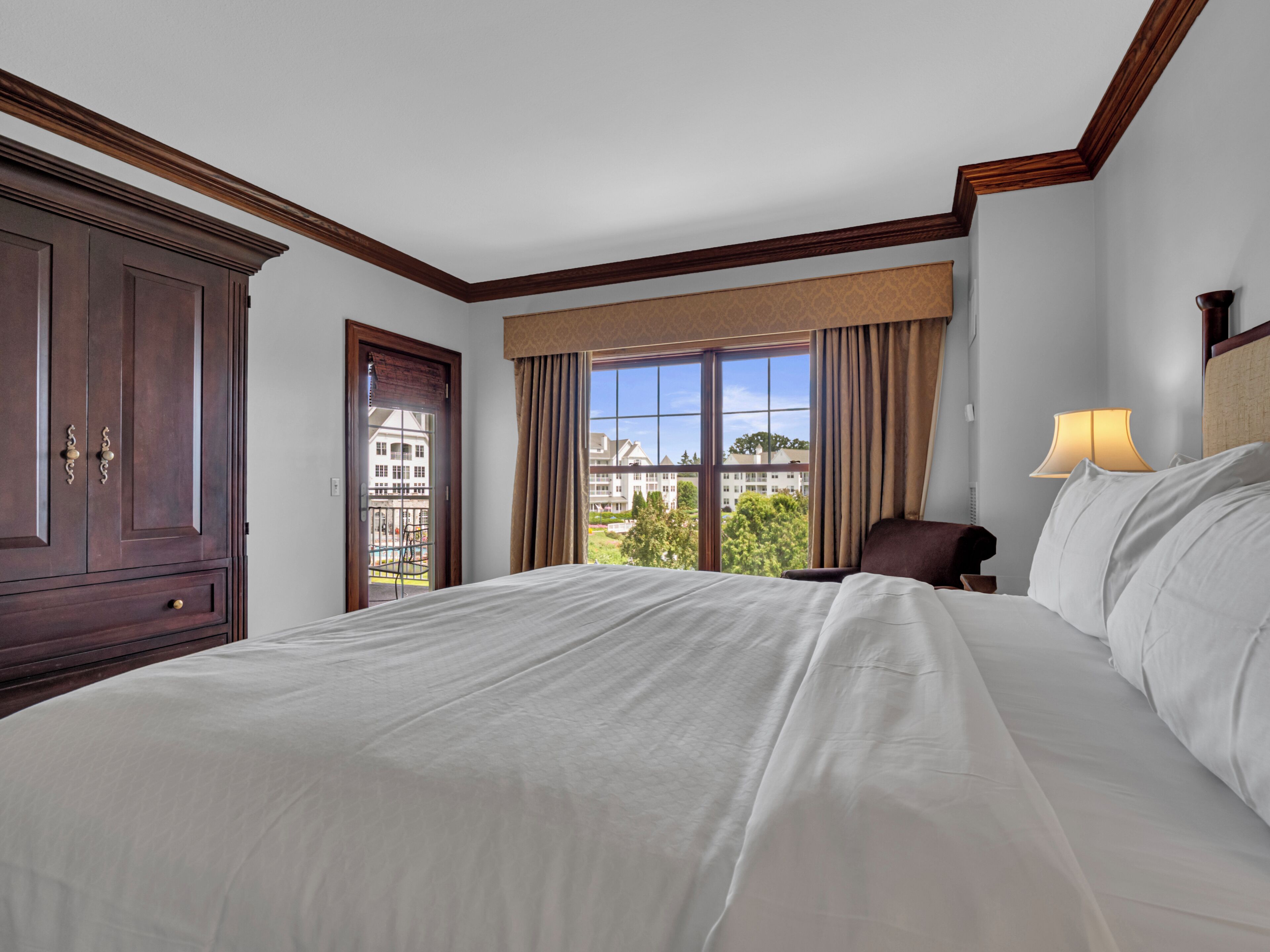 高級寢具、特厚豪 華床墊、房內夾萬、書桌