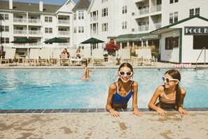 Una piscina cubierta, una piscina al aire libre de temporada