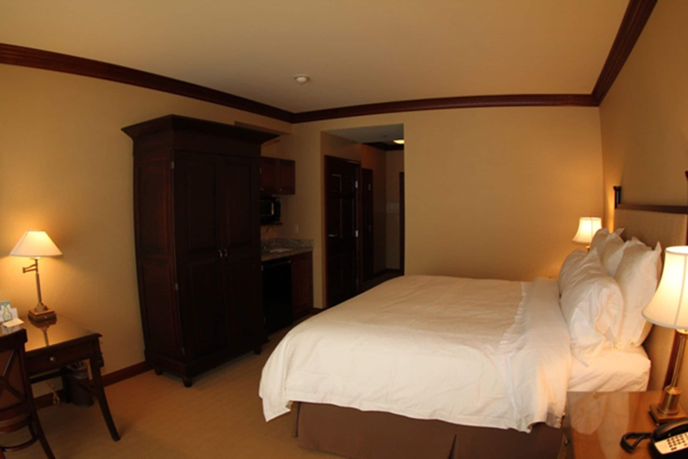 premium bedding, pillow-top beds, in-room safe, desk