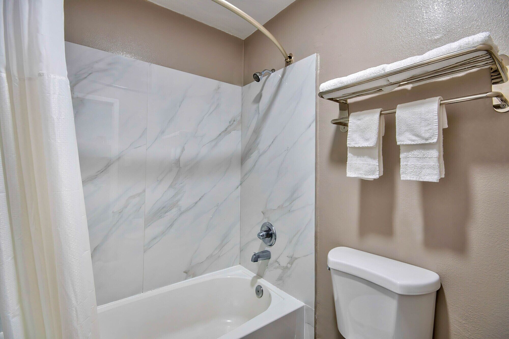 Combined shower/bathtub, free toiletries, hair dryer, towels