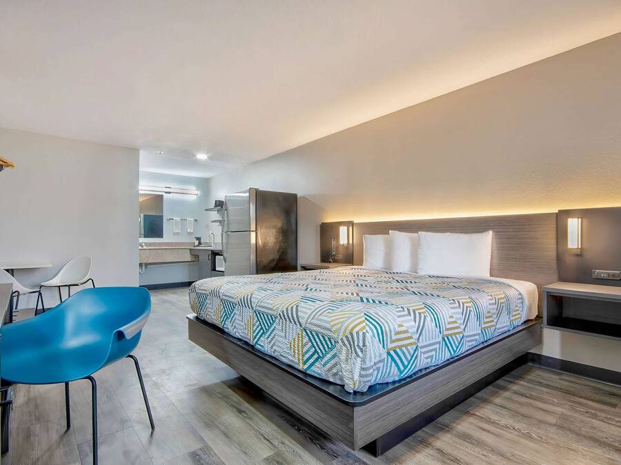 Desk, free WiFi, alarm clocks