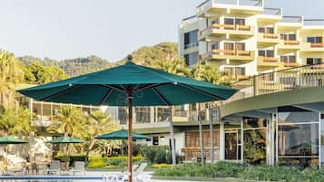 Bar en milieu de piscine