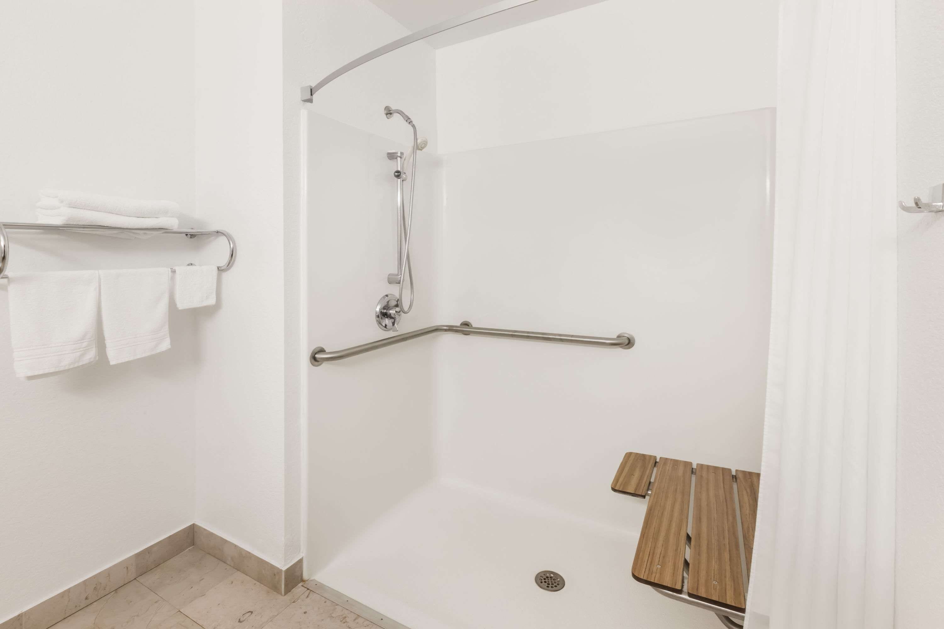 Room, 1 Queen Bed, Accessible, Non Smoking (Mobility) | Bathroom shower