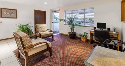 Super 8 by Wyndham Ionia MI