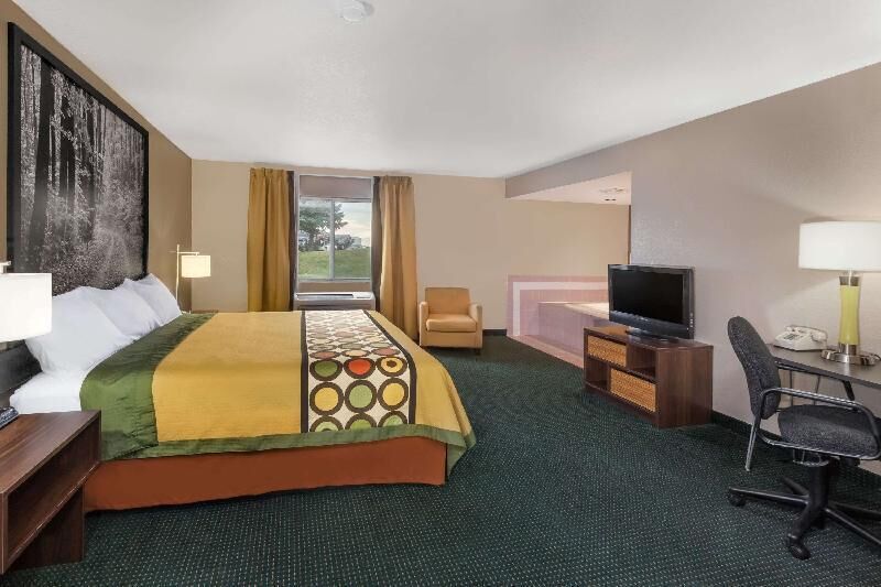 Premium bedding, desk, blackout drapes, free WiFi