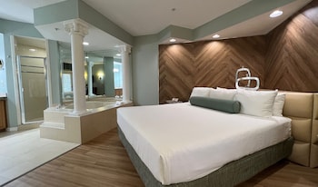 Hypo-allergenic bedding, in-room safe, desk, iron/ironing board at Star Island Resort and Club