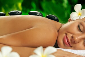 Behandelingskamers voor koppels, een sauna, een stoombad