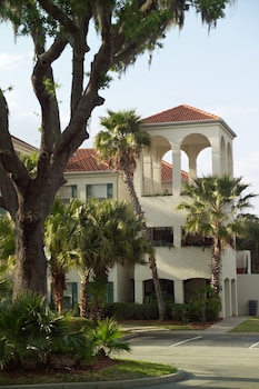 Hotel exterior and entrance at Star Island Resort and Club