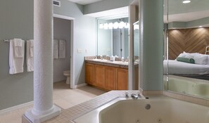 Een bad/douchecombinatie, een bubbelbad, gratis toiletartikelen