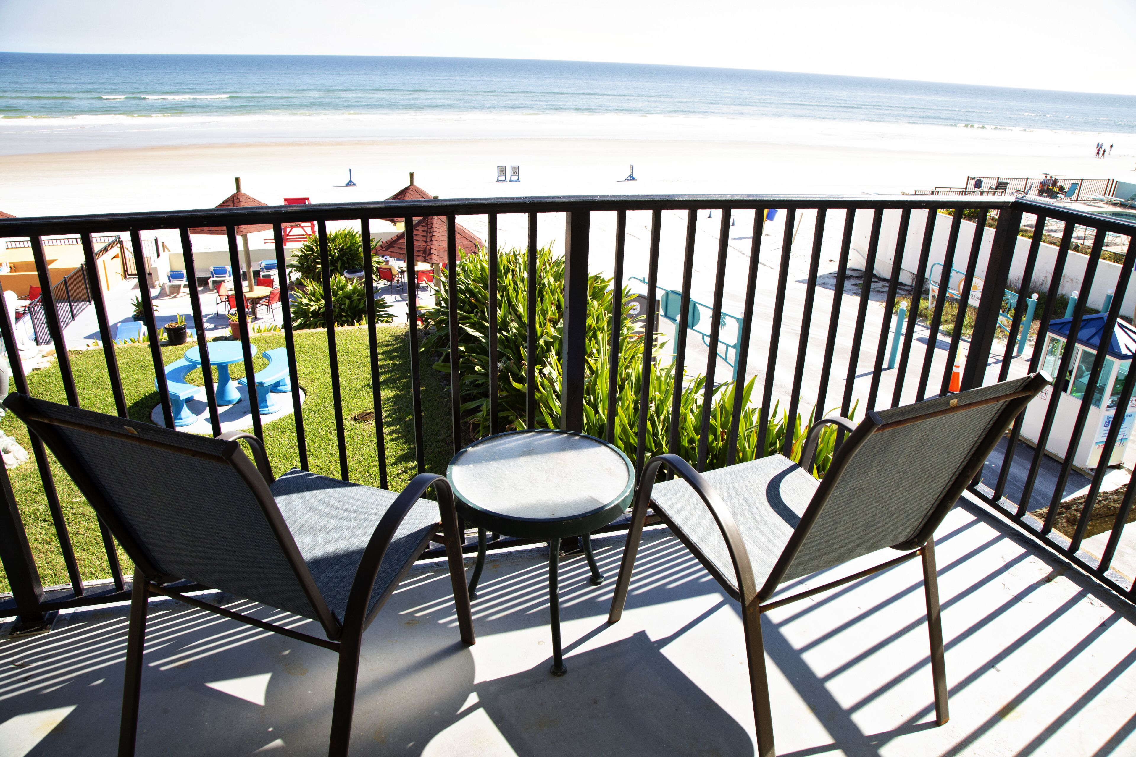 スタンダード ルーム クイーンベッド 2 台 オーシャンフロント | テラス / パティオ