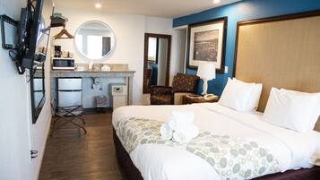 1 King Bed, Jetted Tub, Oceanfront | In-room safe, free WiFi, bed sheets