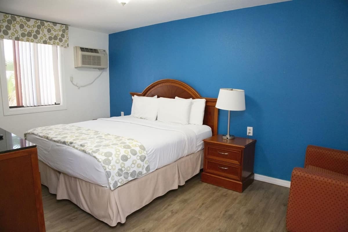 In-room safe, free WiFi, bed sheets