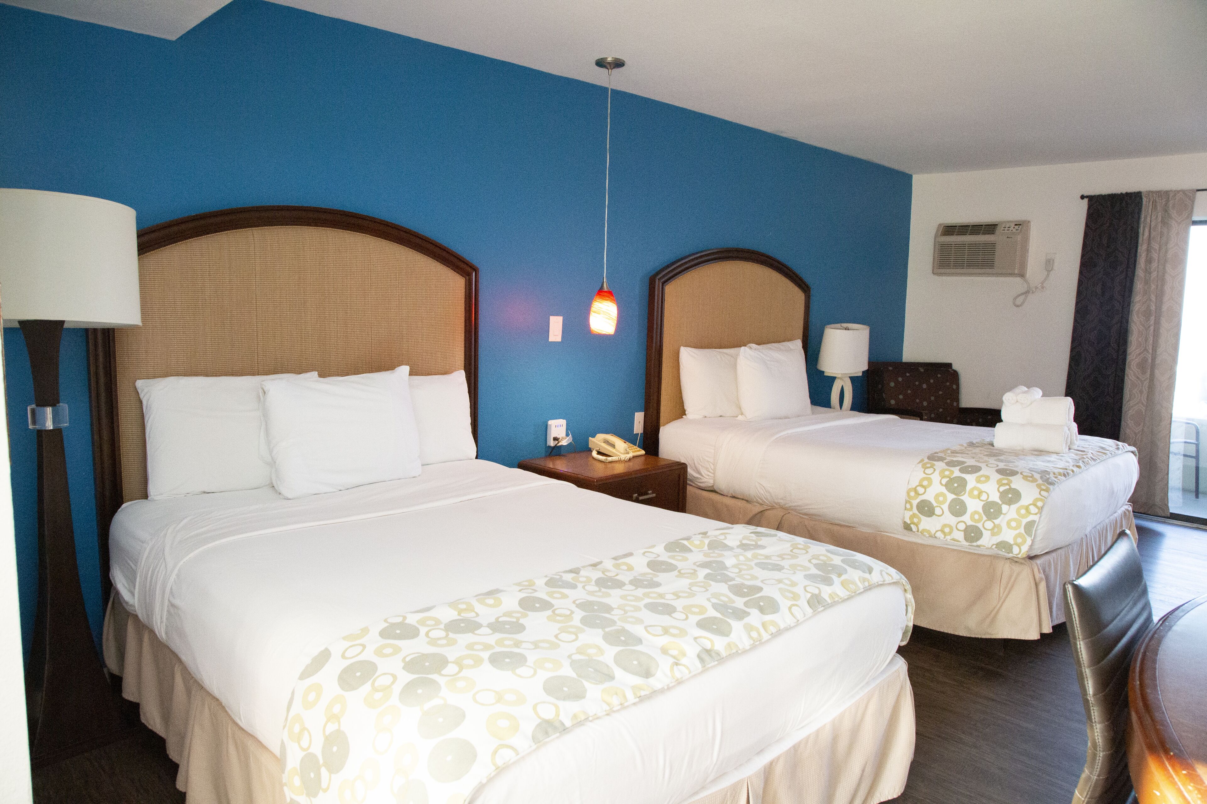 2 queen beds, oceanfront | in-room safe, free wifi, bed sheets