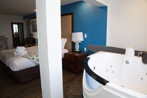 1 King Bed, Jetted Tub, Oceanfront | In-room safe, free WiFi, bed sheets