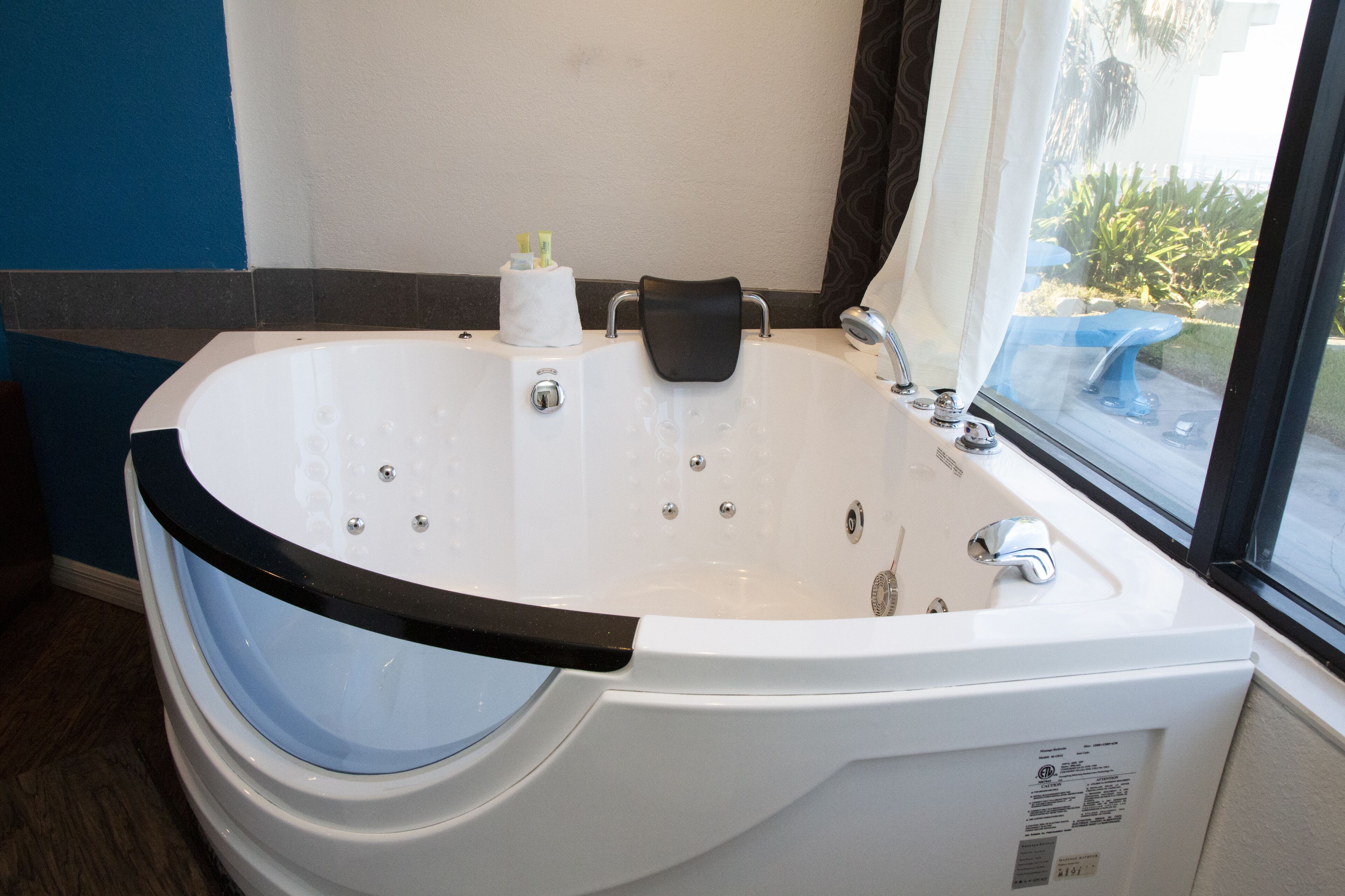 1 king bed, jetted tub, oceanfront | in-room safe, free wifi, bed sheets