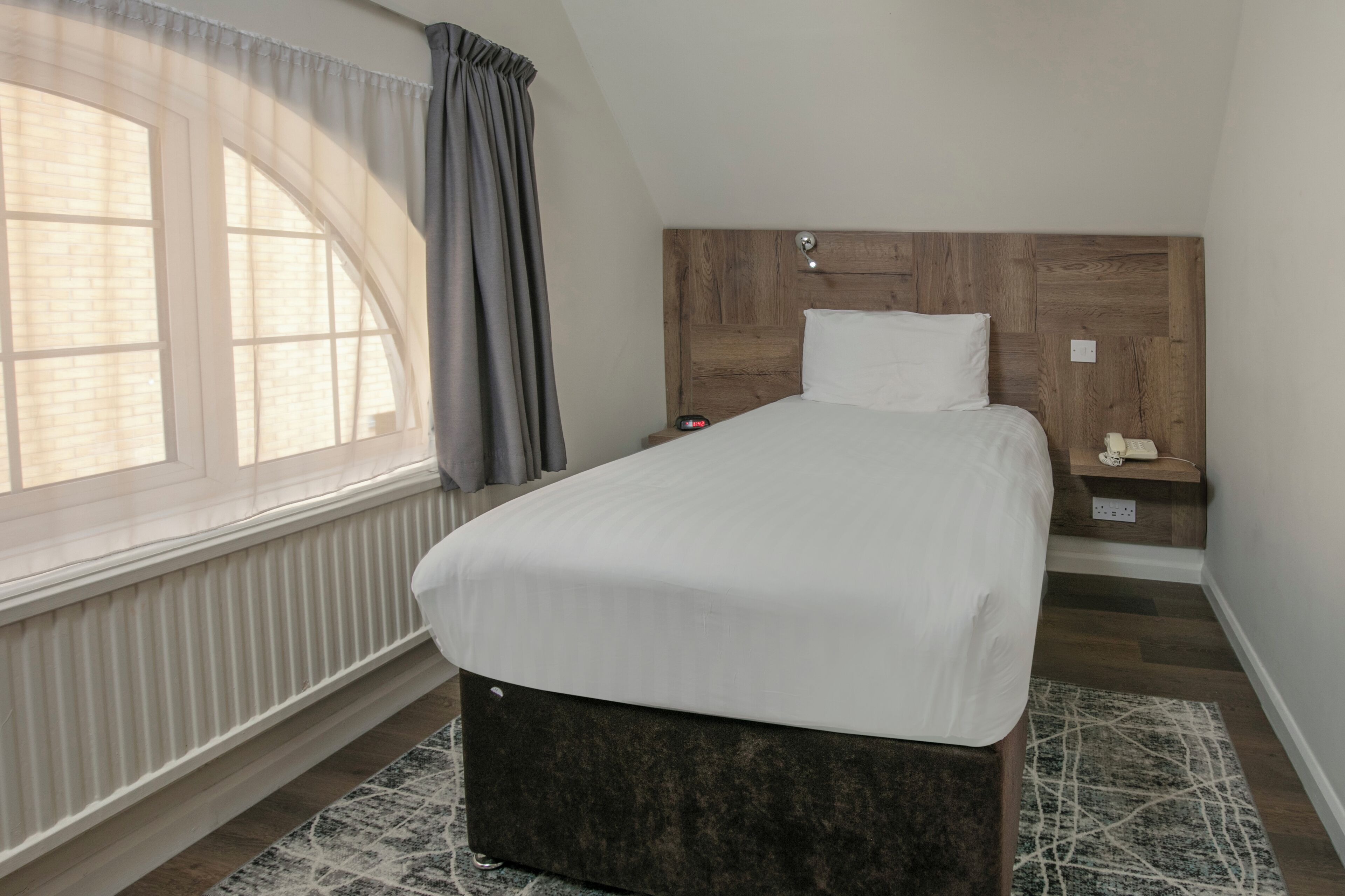 standard room, 1 single bed, non smoking | in-room safe, desk, laptop workspace, blackout curtains