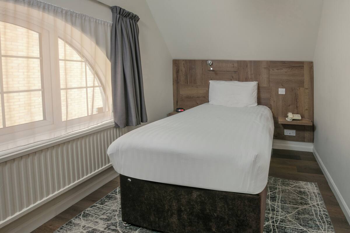 standard room, 1 single bed, non smoking | in-room safe, desk, laptop workspace, blackout curtains