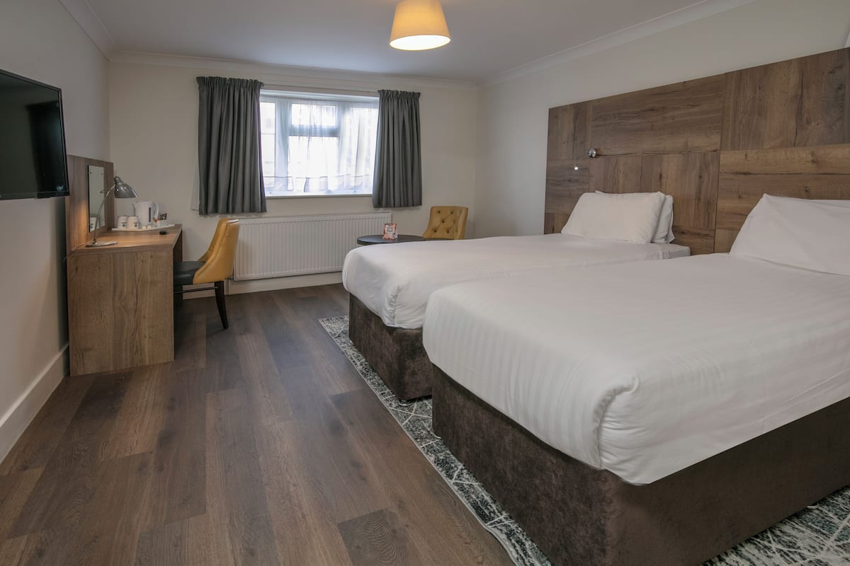 Standaard kamer, 2 eenpersoonsbedden, niet-roken | Een kluis op de kamer, een bureau, een laptopwerkplek