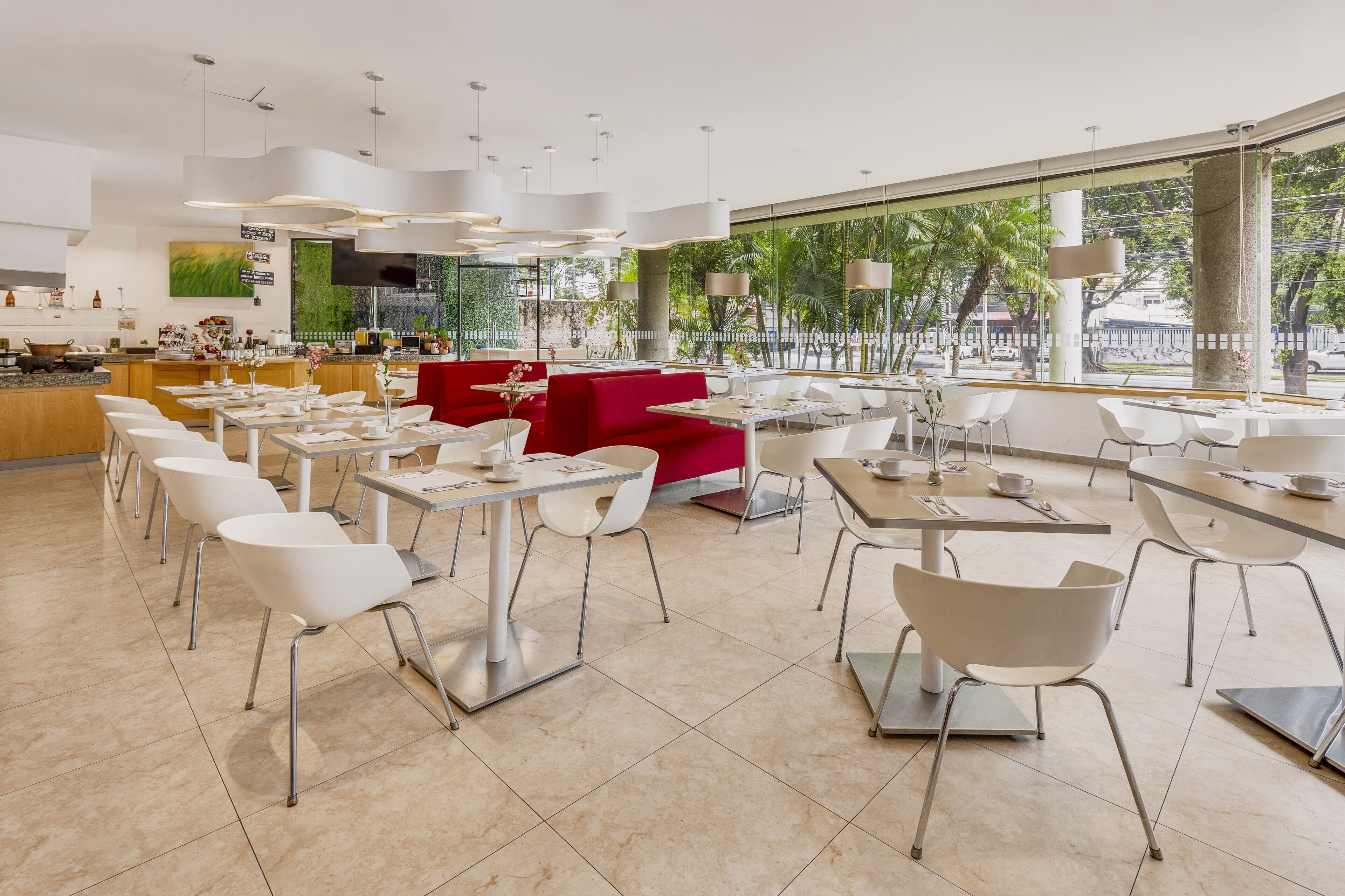 Se sirven desayunos, comidas, cenas y cocina internacional 