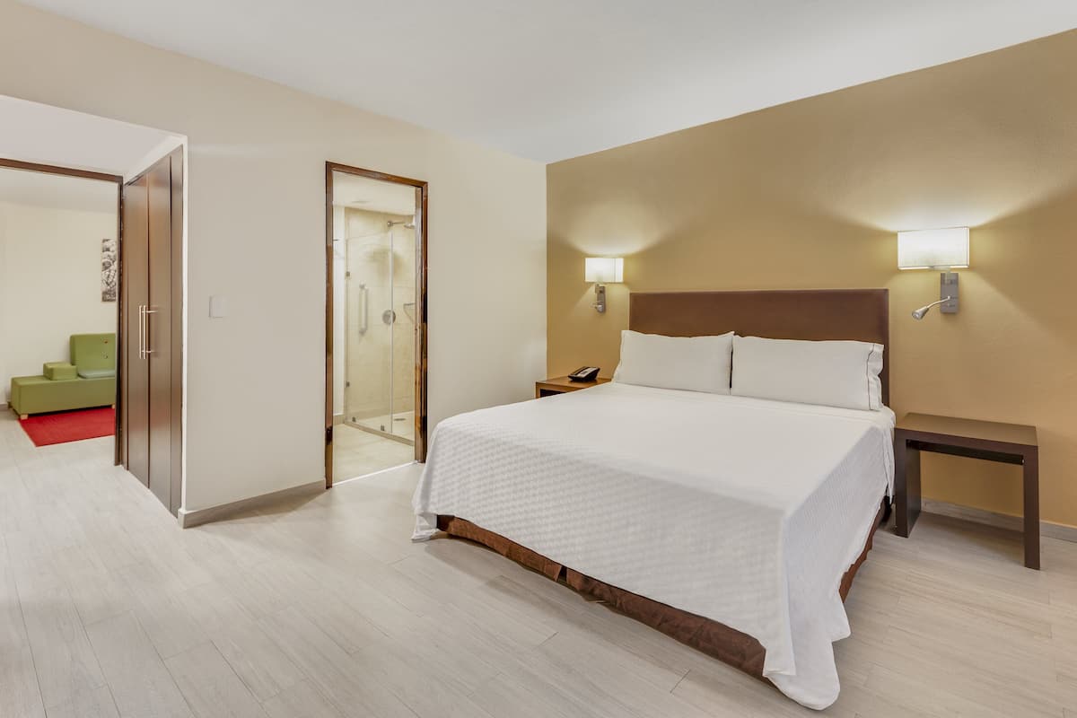 Junior Suite | In-room safe, desk, blackout drapes, iron/ironing board
