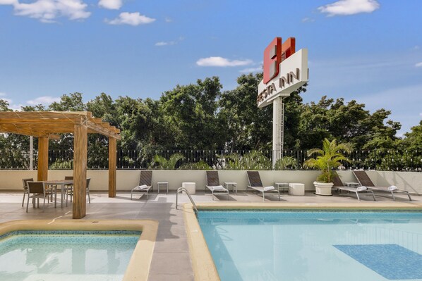 Una piscina al aire libre