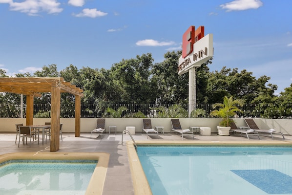 Una piscina al aire libre