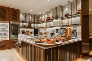 2 restaurants, breakfast, lunch, dinner served; international cuisine 