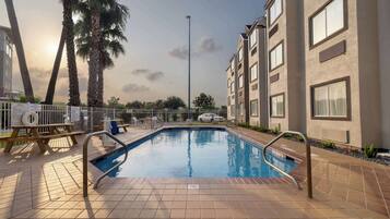 Una piscina al aire libre de temporada