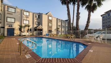 Alberca al aire libre por temporada